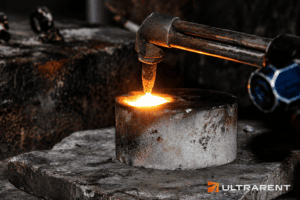 Rozgrzany do czerwoności element metalowy podczas obróbki cieplnej przed badaniami NDT